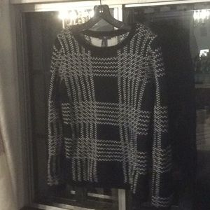 Gap black and white sweater